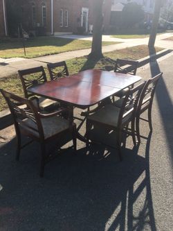 Beautiful Antique Dinning Table And 6 Chairs!