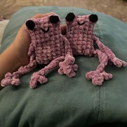 Crocheted leggy frogs