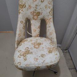 1 Antique Swivel Chair