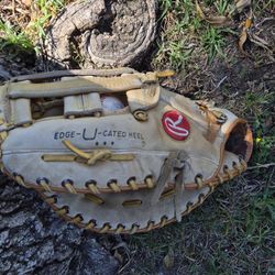 Large "LEFTHANDED THROWER " BASEBALL/SOFTBALL GLOVE.  LOCATED IN GLENDORA.  CHECK OUT MY PAGE FOR OTHER BASEBALL/SOFTBALL EQUIPMENT 