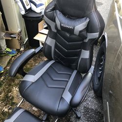RESPAWN 110 PRO GAMING CHAIR W/Foot Rest