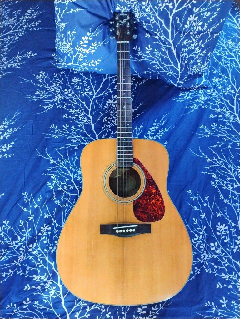 Yamaha Acoustic Guitar