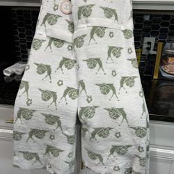 (2) Feather Yard Throws 