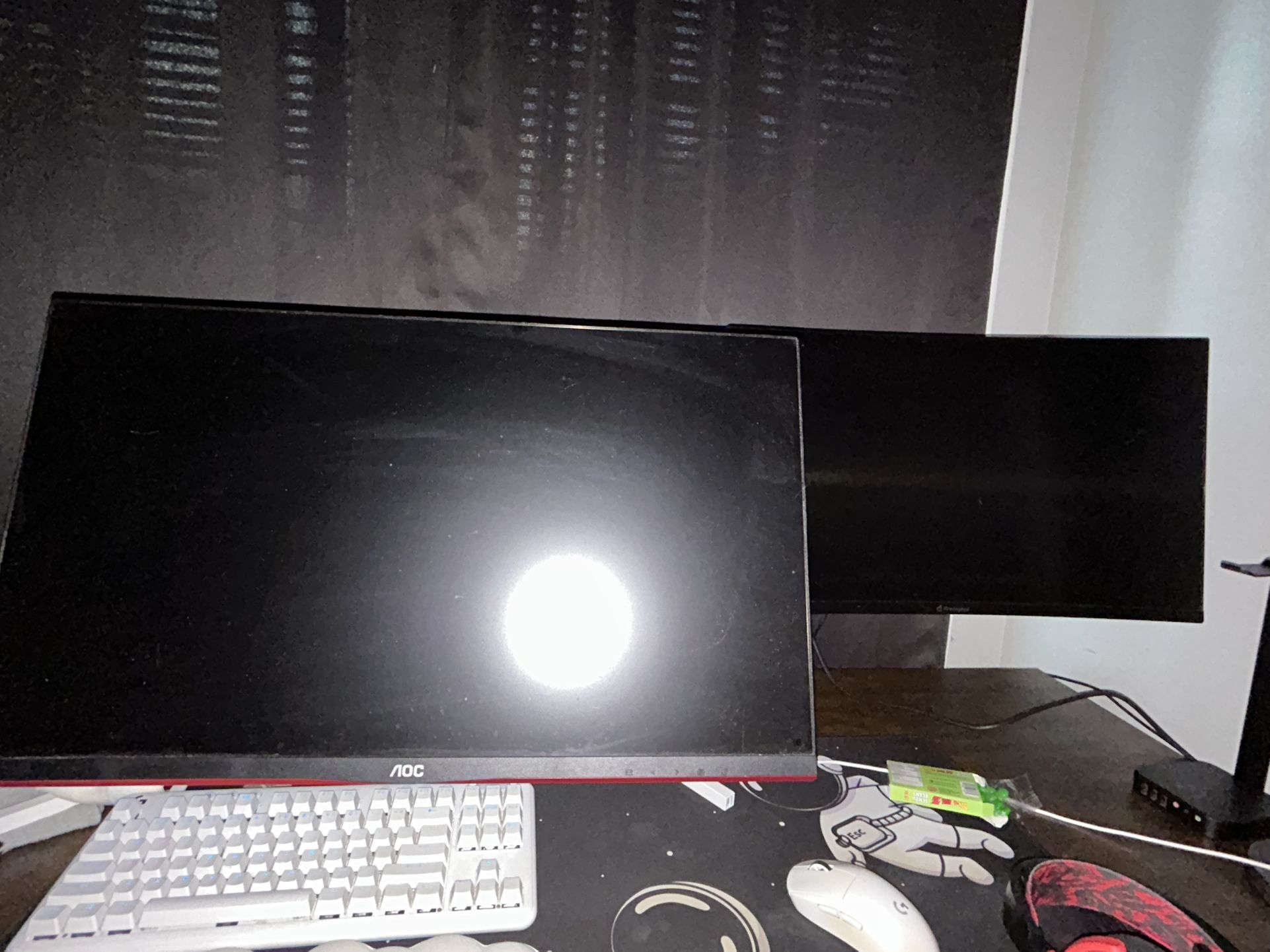 2 Monitors With Stand