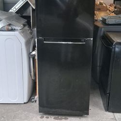 Magic Chef Appartment Size Refrigerator- Can Deliver 