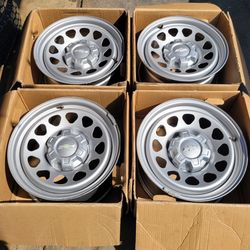 Chevy -OEM  original rims 6 lugs 17x8 in excellent condition 6x139.7 (6x5.5) 6 lugs with caps/ lugs  Off my 2024 Chevy Silverado 