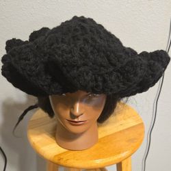Crocheted ruffle hat (black)