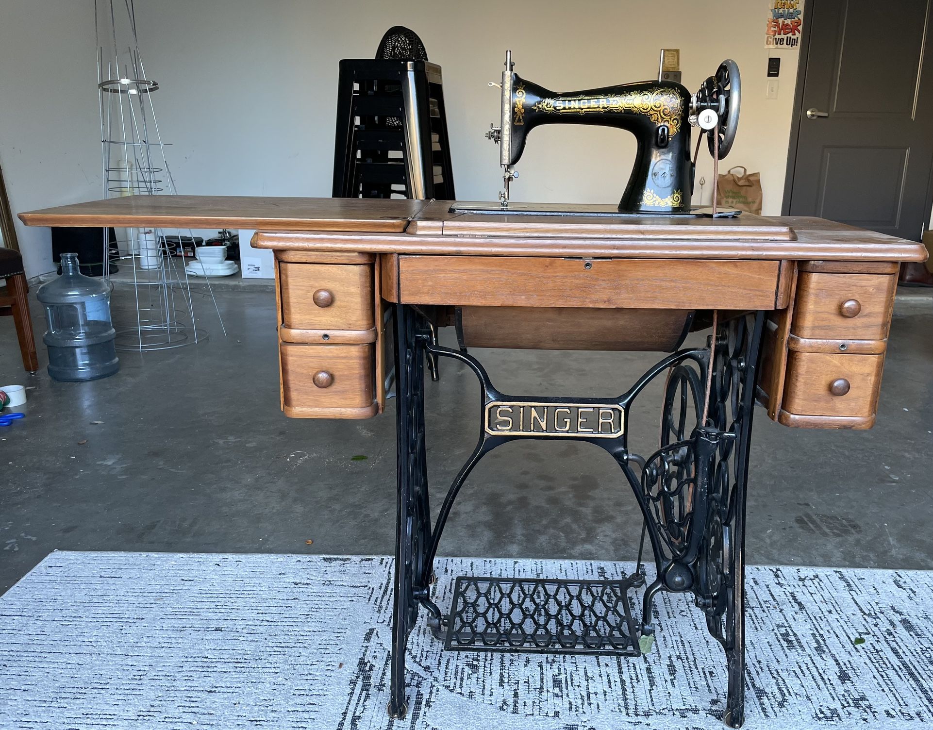 Table Singer Sewing Machine