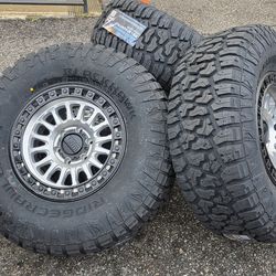 17" KMC w- 35" RT tires.