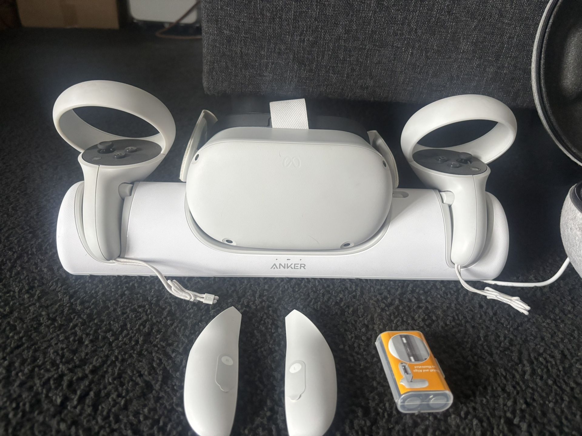 128 gbMeta quest 2 with Anker all in one charging dock