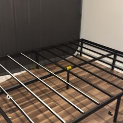 🛏️ Queen Size Metal Bed Frame – Sturdy & Easy Assembly