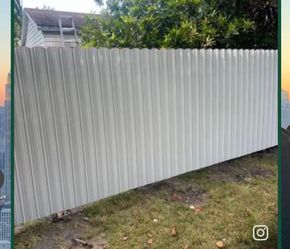 Fence And Gate. Cercas Y Portones