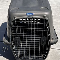 Petmate Navigator Plastic Kennel. Medium to Large Dogs