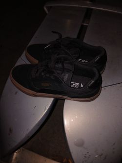 Puma Low-Top Sneakers Black Gum Sole mens size 8.5