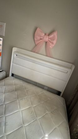 White bed wıthout mattress
