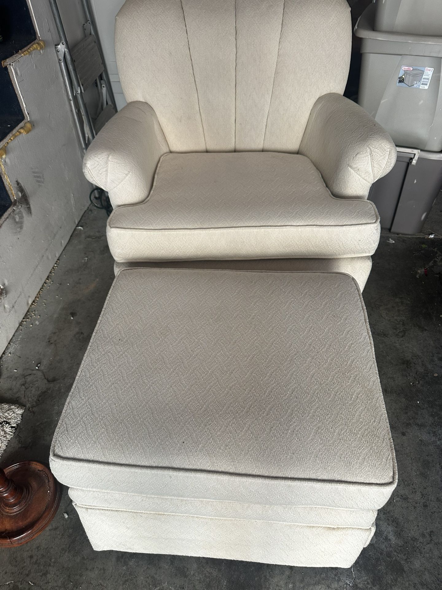 Swivel Chair, Excellent Condition! With Ottoman