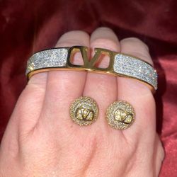 Gorgeous Stud Earrings And Cuff Set