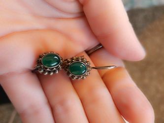 Beautiful green stone vintage sterling silver esrrings