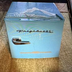 New Retro Frigidaire  Great For Dorm, Man Cave Etc
