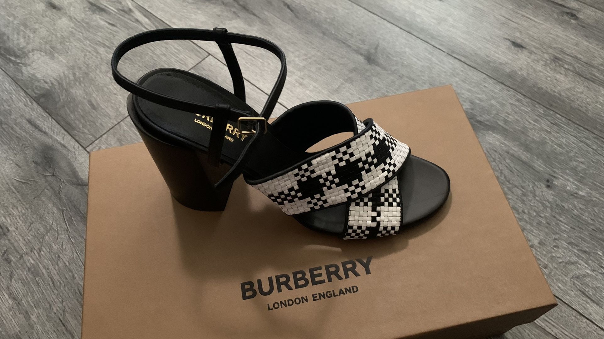 Burberry 💯 Authentic