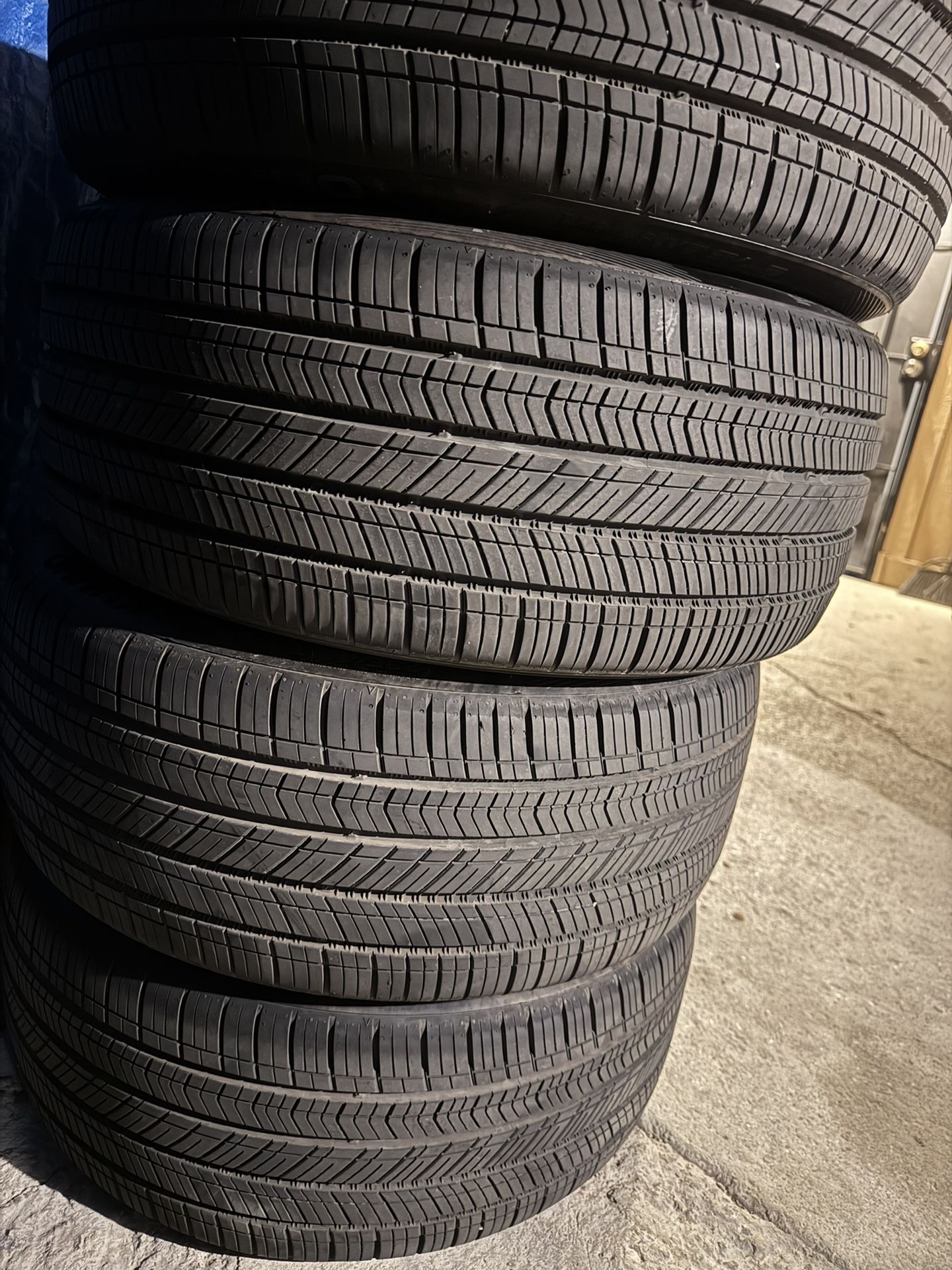 Kumho Tires Set 235 40 19