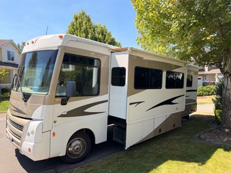2008 Winnebago Sightseer 30B - Ford V10 - Low Miles, Self-Leveling, Clean Title