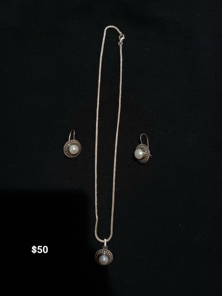 Set Silver Earring And Necklace/ Juego De Aretes Y Collar De Plata