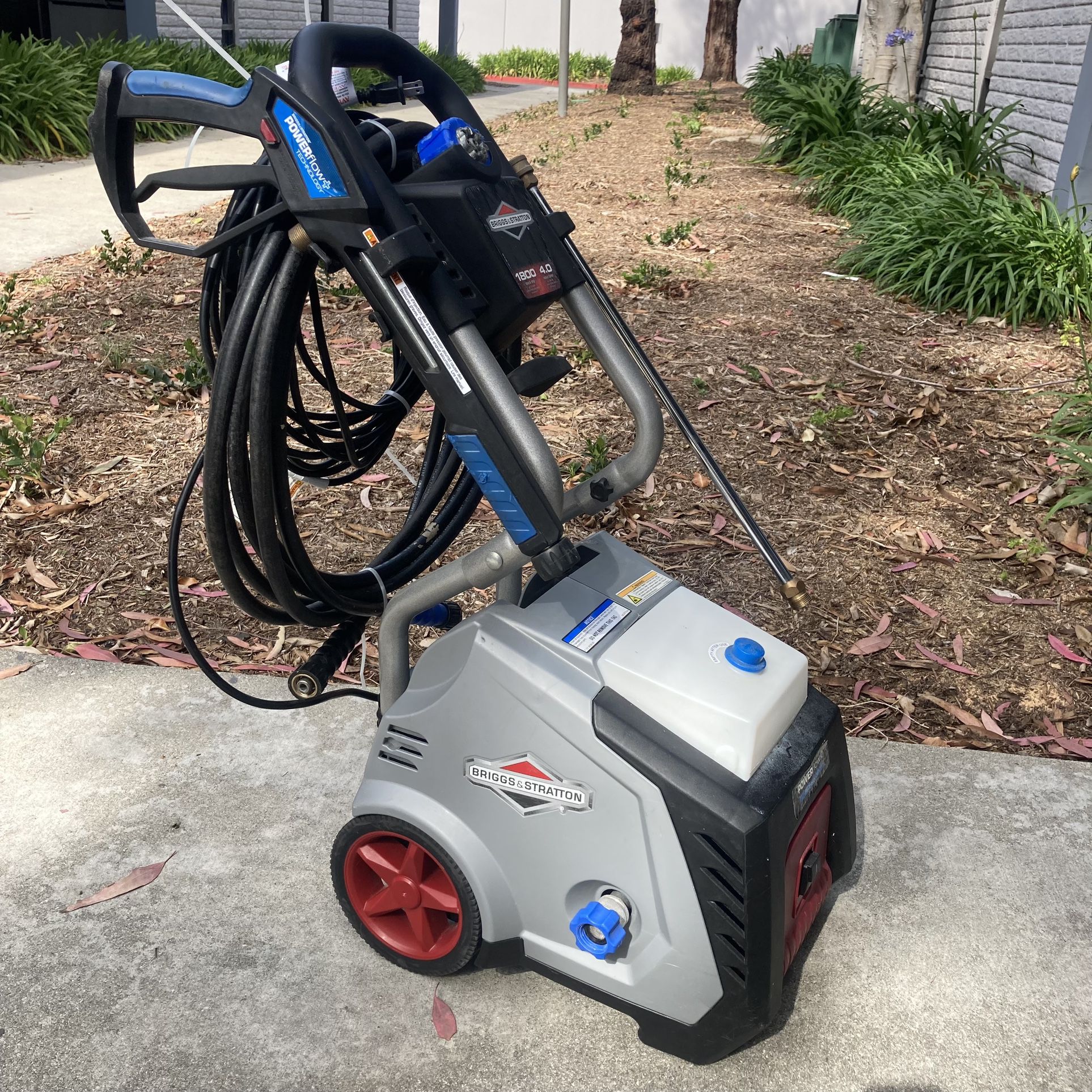 Briggs & Stratton 1800 PSI Pressure Washer With Detergent Tank And 26’ Of Hose.