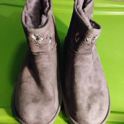UGG BOOTS SIZE 8