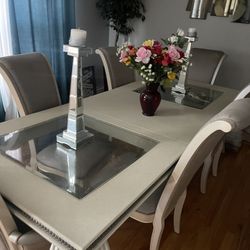 ## Elegant Glass-Top Dining Table