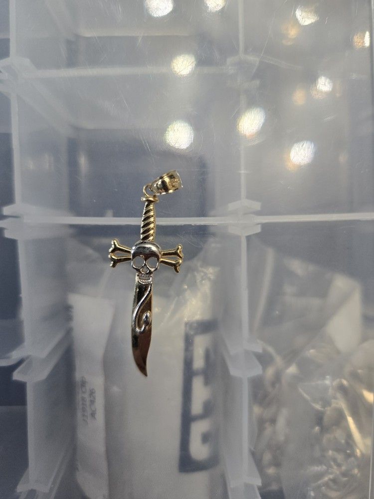 14kt GOLD PENDANT KNIFE WITH SKULL