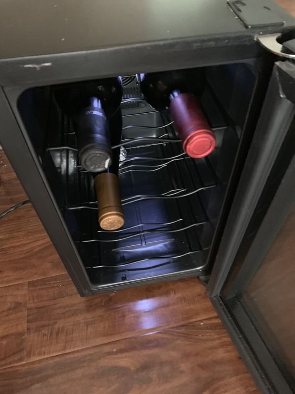Frigidaire Mini Manual 8 bottle Wine Cooler for Sale in Norfolk, VA