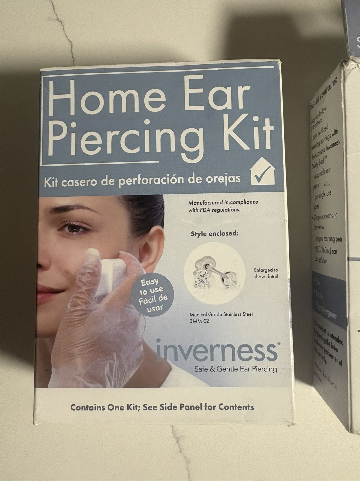 Inverness Home Ear Piercing Kits include: Nuestro Kit de perforación de orejas para el hogar incluye