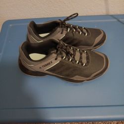 WOMANS ADIDAS TERREX SNEAKERS SIZE  7