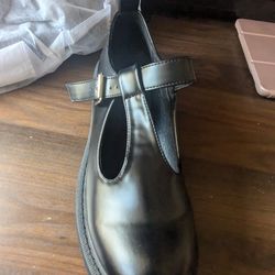 Women's size 9-10 black shoes