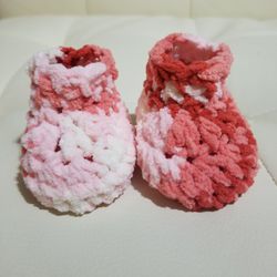 Crochet plushy baby booties