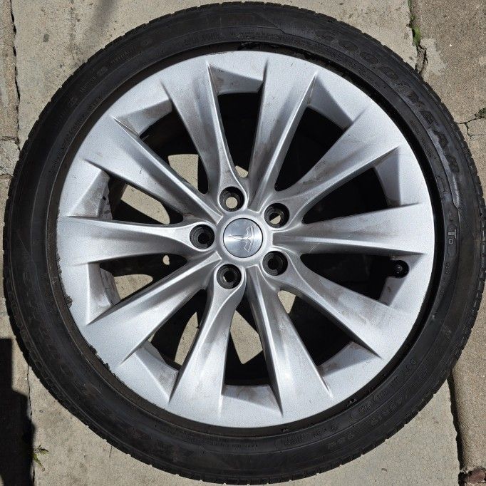 Used 19" Tesla Wheel And Tire 245/45/R19