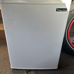 MAGIC CHEF MINI REFRIGERATOR