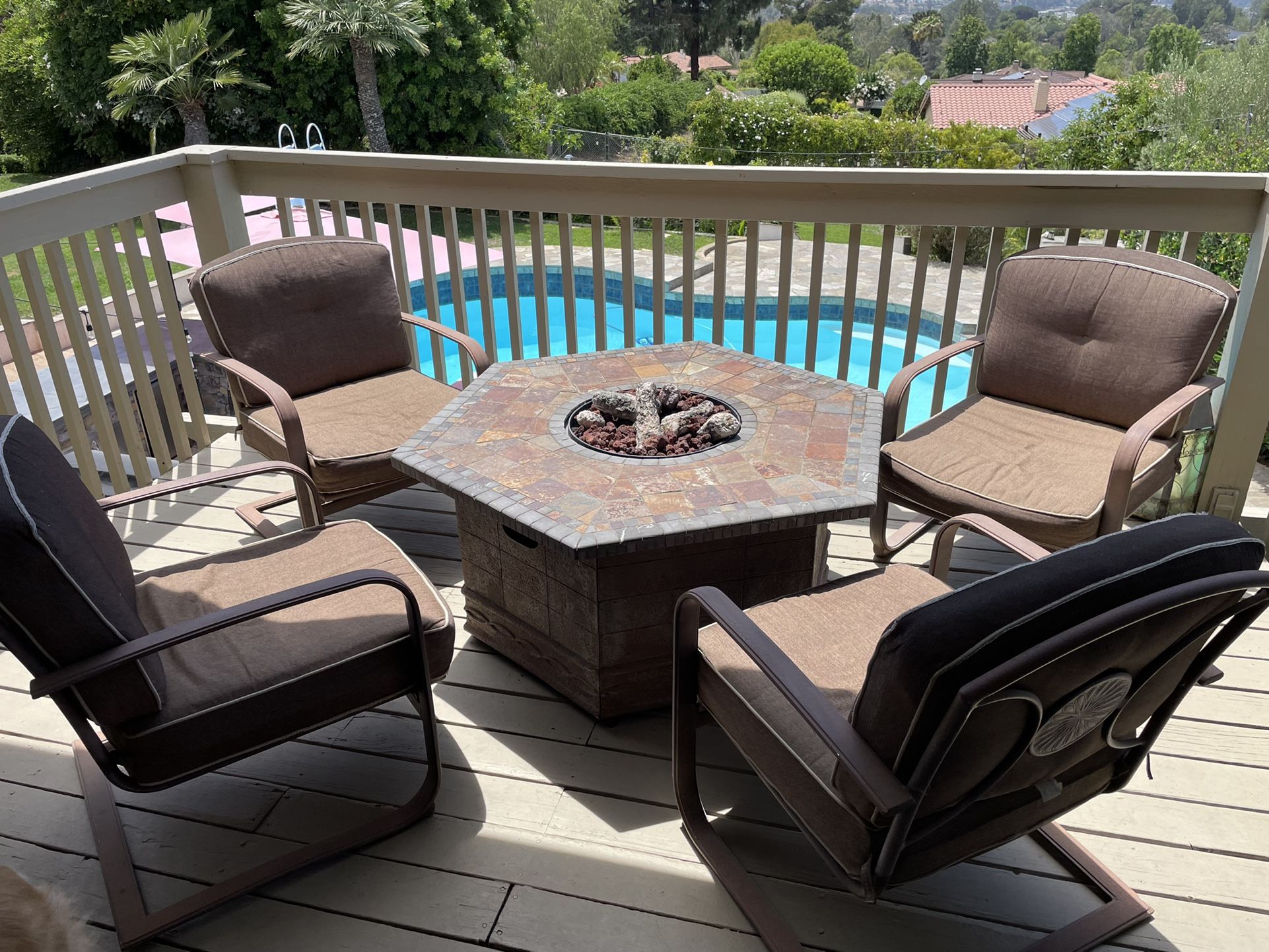 Fire Pit And 4 Comfy Chairs - Works Great