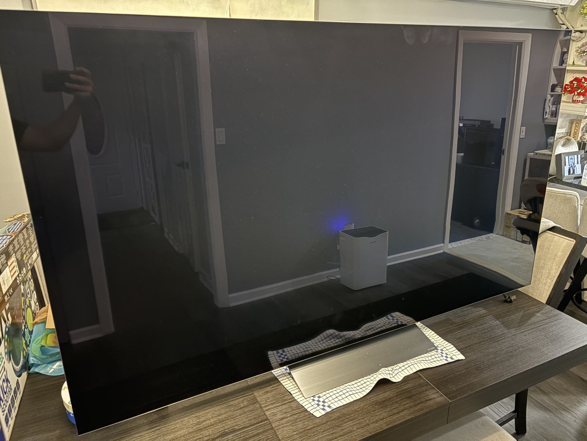 2023 77” Inch LG C3 OLED 4k 120 Hz TV (Damaged screen For Parts Only)