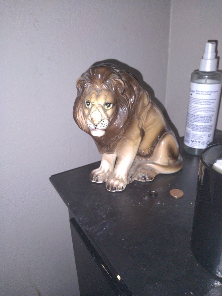 Ceramic lion statue 
