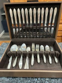Vintage Oneida Queen Bess Silverplate Flatware with box.   Included: 12 knives  2 Butter Knives  13 Teaspoons  9 Forks (6 inches) 8 Forks ( 7 1/2 e) 5