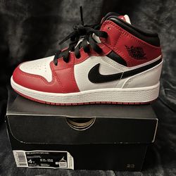 Jordan 1 Mid Chicago White Heel size 4y