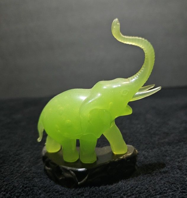 VITA Vintage Hong Kong JADEITE Green Plastic ELEPHANT Figurine TRUNK UP Black Base LUCKY