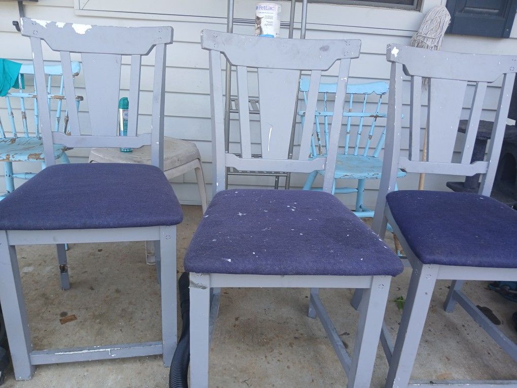 3 Strong Chair...$10x For 3.......3 Ice Box And Plastic Box With Tap $40 For All
