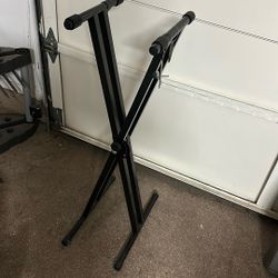 Black Keyboard piano Stand! In EXTREMELY Good Condition!
