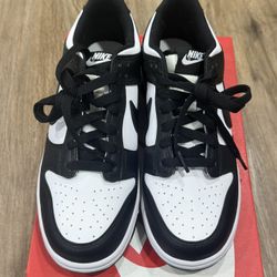 Nike Dunk Low - Black/white *size 7y