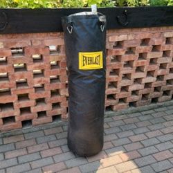 100 Lb Everlast Punching Bag No Holes Or Tears No Chains.  4 Foot