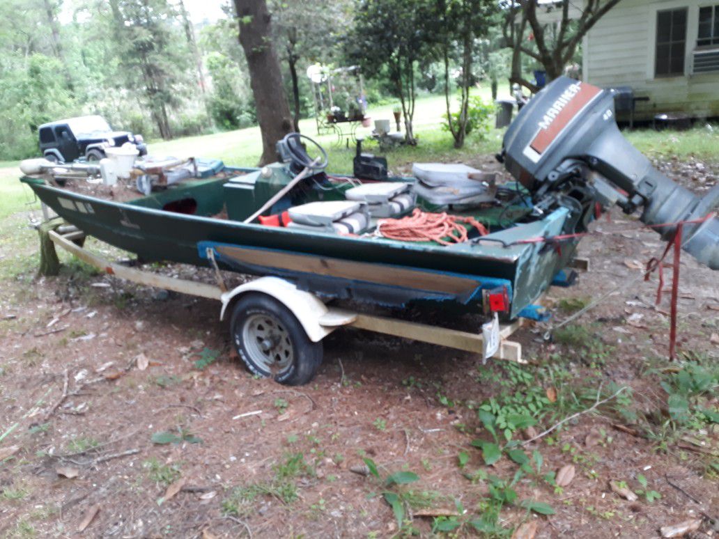 Photo 85 monark 40 hp mariner runs great needs battery and new fuel line from tank to motor. Go fishing today!