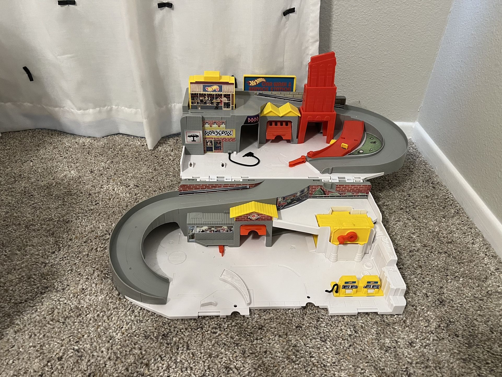 Hot Wheels Race Track / Garage